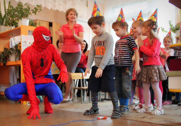 аниматор человек паук в детском саду на празднике
